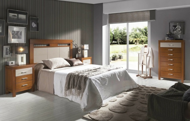 ideje za dekor spavaće sobe-prirodne boje-tapete-tamno-sive pruge-namještaj-drvo-posteljina-krevet-bijelo-bež-bež-tepih ideje za uređenje spavaće sobe
