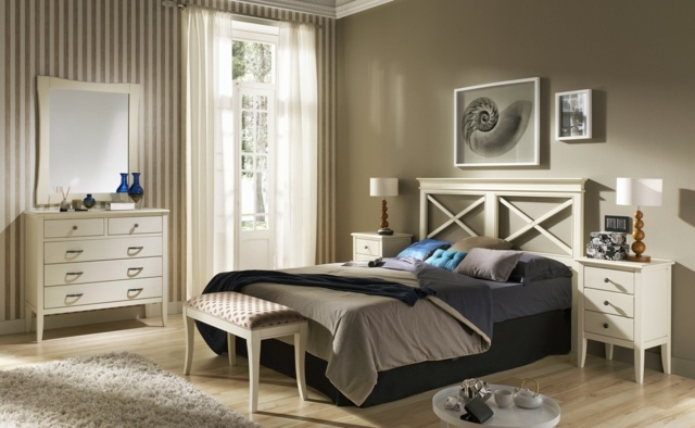 miegamojo dekoro idėjos-natūralios spalvos-tapetai-smėlio spalvos juostelės-baldai-mediena-balta-libge-lova-pilka miegamojo dekoro idėjos
