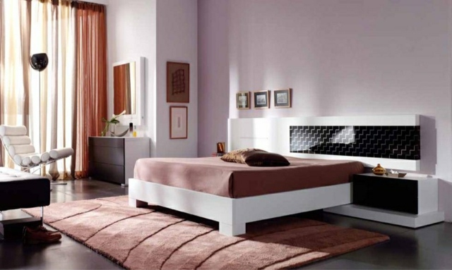 ideje za dekor spavaće sobe-prirodne boje-blijedo-ružičasti-zidovi-namještaj-crno-bijeli-tepih ideje za uređenje spavaće sobe