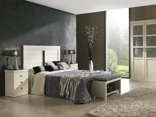 miegamojo dekoro idėjos-natūralios spalvos-pilkos sienos-smėlio spalvos kilimas-linas-lova-šviesiai pilki baldai-balti miegamojo dekoravimo idėjos