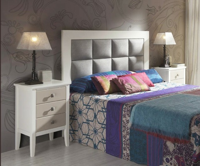 miegamojo dekoro idėjos-natūralios spalvos-pilkos sienos-naktiniai staleliai-balta-pilka-lino-lova-mėlyna miegamojo dekoravimo idėjos