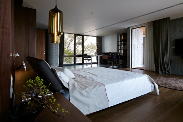 miegamojo dekoravimo idėjos-natūralios spalvos-pilkos sienos-lino-lovos-balto aukso-liustra-elegantiškos miegamojo dekoravimo idėjos
