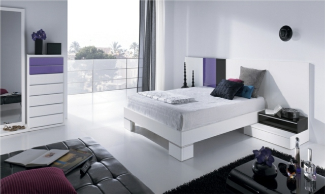 miegamojo dekoravimo idėjos-natūralios spalvos-baltos sienos-balti baldai-alyvinė-akcentai-mažas-juodas-kavos staliukas miegamojo dekoravimo idėjos