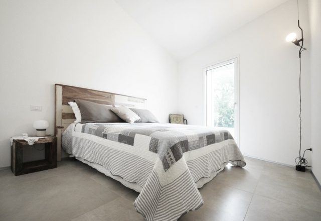 miegamojo dekoravimo idėjos-natūralios spalvos-baltos sienos-drobė-lova-balta-pilka-raštai miegamojo dekoravimo idėjos