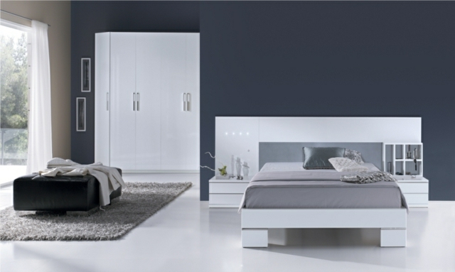 hálószoba dekorációs ötletek-természetes-színek-kék-fal-bútorok-fehér-elegáns-ágynemű-ágy-világosszürke hálószoba dekorációs ötletek