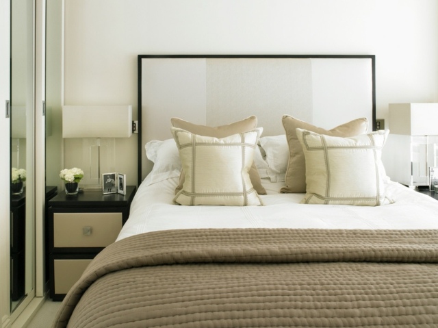 hálószoba dekorációs ötletek-természetes-színek-fehér-fal-ágynemű-ágy-fehér-bézs-dekoratív-párnák hálószoba-dekorációs ötletek