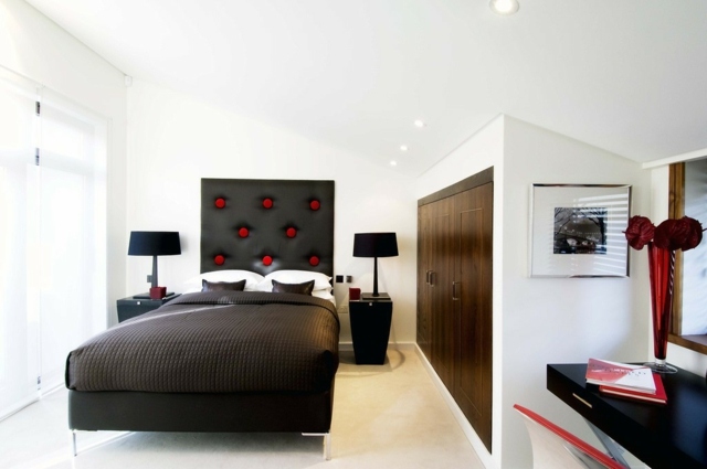 ideje za uređenje spavaće sobe-ideje-prirodne boje-ormar-bijelo-drvo-crno-uzglavlje-crveni-akcenti-crne-noćne lampe