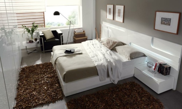 hálószoba dekorációs ötletek-természetes-színek-barna-szőnyeg-ágy-fehér-ágynemű-ágy-bézs hálószoba-dekorációs ötletek