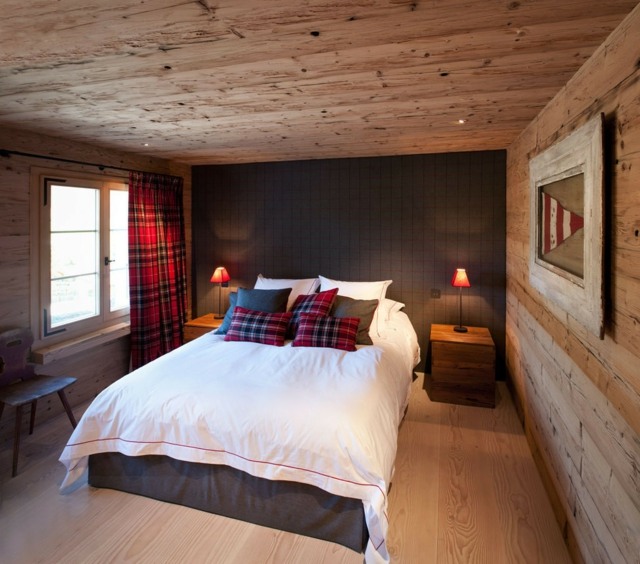 ideje za uređenje spavaće sobe-prirodne boje-zidne obloge-pod-strop-drvo-posteljina-krevet-bijeli-akcenti-jastuci-crvene pločice ideje za uređenje spavaće sobe