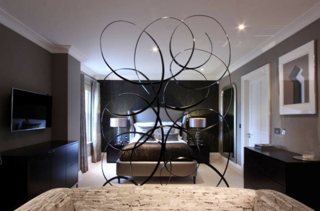 hálószoba dekorációs ötletek-természetes-színek-fémes-fal-fekete-bézs-ágynemű-ágy-barna hálószoba-dekorációs ötletek