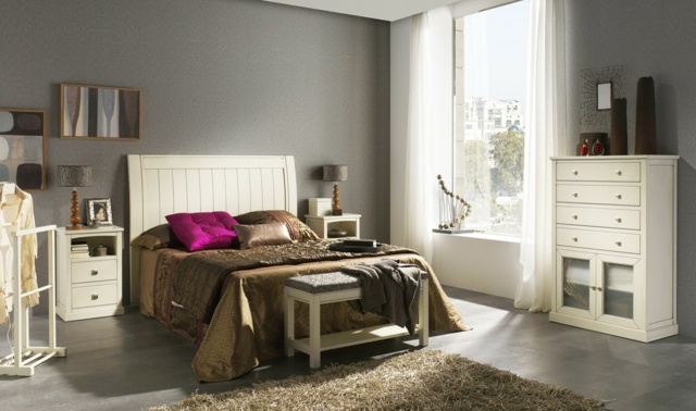 miegamojo dekoravimo idėjos-natūralios spalvos-pilkos sienos-baldai-balta-smėlio spalvos kilimas-balta-galvūgalis-balta-miegamojo dekoravimo idėjos