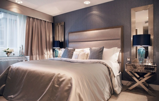 miegamojo dekoro idėjos-natūralios spalvos-pilka siena-lino-lova-smėlio spalvos užuolaidos-baltos pagalvėlės-lempos-lovos dizaino miegamojo dekoro idėjos