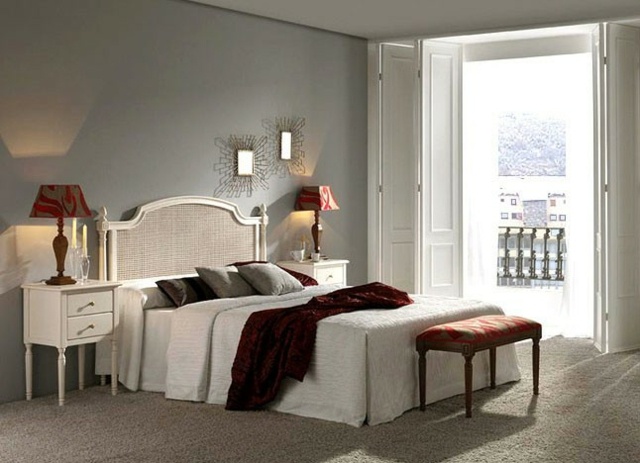 hálószoba dekorációs ötletek-természetes-színek-világos-szürke-fal-ágynemű-ágy-fehér-sötét-piros-takaró hálószoba dekorációs ötletek
