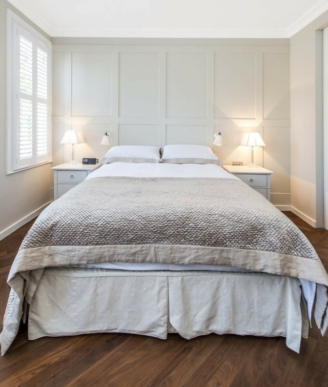 ideje za dekor spavaće sobe-prirodne boje-jednobojne-bijele-inge-krevet-bijele-noćne lampe