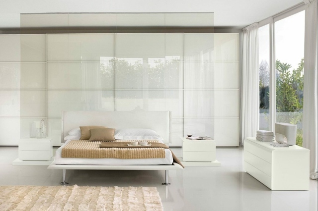 miegamojo dekoro idėjos-natūralios spalvos-vienspalvis-baltas-akcentai-kilimas-linas-lova-smėlio spalvos