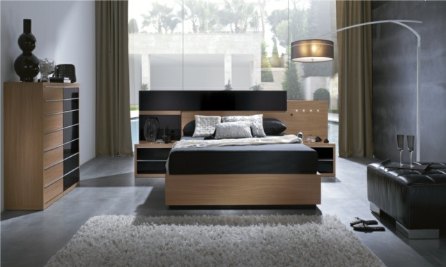 miegamojo dekoravimo idėjos-natūralios spalvos-baldai-medžio-baltos-pagalvėlės-gauruotas-kilimėliai-lempos klojimo miegamojo dekoravimo idėjos