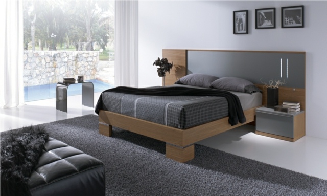 miegamojo dekoro idėjos-natūralios spalvos-pilka galva-patalynė-pilka-lova-kilimas-taburetė-juoda