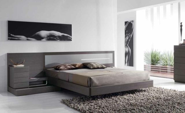 miegamojo dekoro idėjos-natūralios spalvos-baltos sienos-pilki-baldai-gauruotas-pilkas kilimas