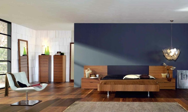 dekorációs ötletek-hálószoba-természetes-színek-fal-ékezet-kék-bútorok-fa-karosszék-fehér-csillár-modern