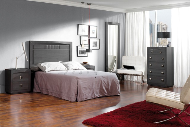 miegamojo dekoro idėjos-natūralios spalvos-pilki-baldai-parketas-raudonas-kilimas-pilkos sienos