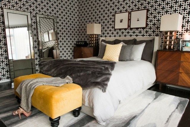 miegamojo dekoro idėjos-natūralios spalvos-tapetai-juoda-balta-raštai-veidrodžiai-pagalvėlės-pilka-osmanų-geltona miegamojo dekoro idėjos