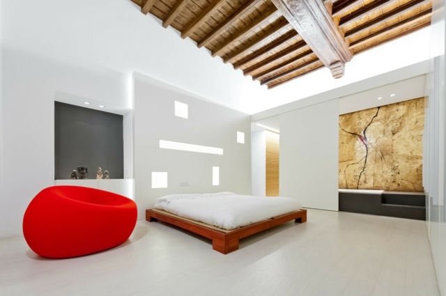 hálószoba dekorációs ötletek-természetes-színek-minimalista-piros-fotel-francia-mennyezet-süllyesztett-világítás hálószoba dekorációs ötletek