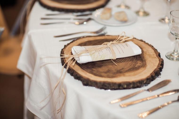 matrimonio-deco-fai-da-te-segnaposto-tronchi-di-legno