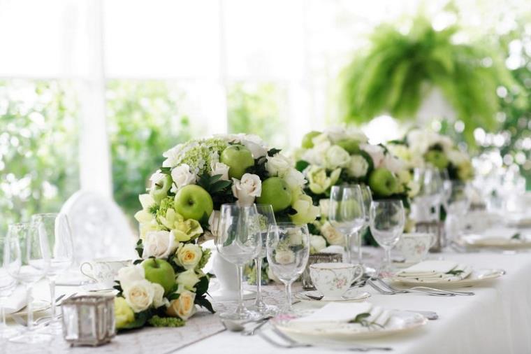 vestuvių dekoro, kad pasidarytumėte stalą-centrą-stalą-rožes-baltus obuolius