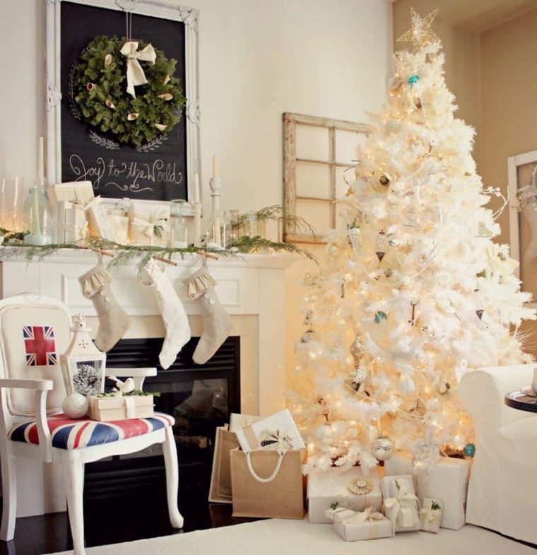 Kalėdų deko modernus dizainas baltos Kalėdų eglutės ryškūs papuošalai