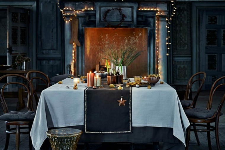 Ideje za ukrašavanje božićnog stola moderni crni i zlatni ukrasi