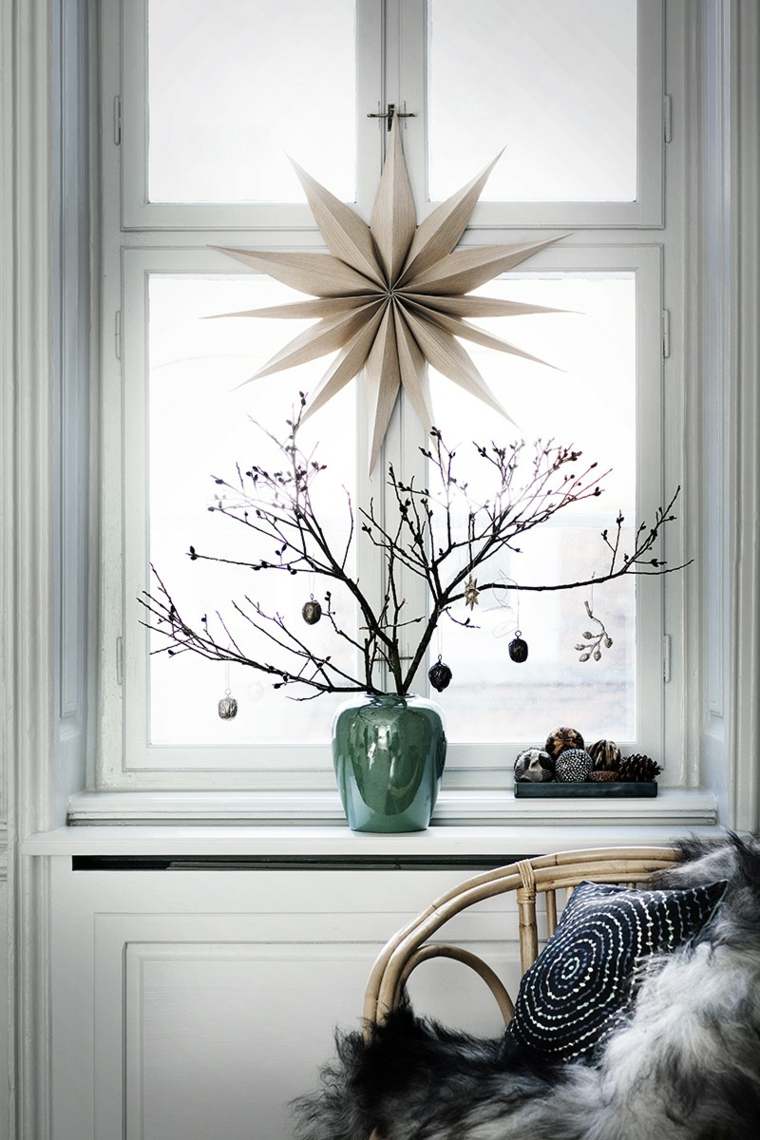 Modern karácsonyi ablak dekoráció ág golyó természetes fa ötlet