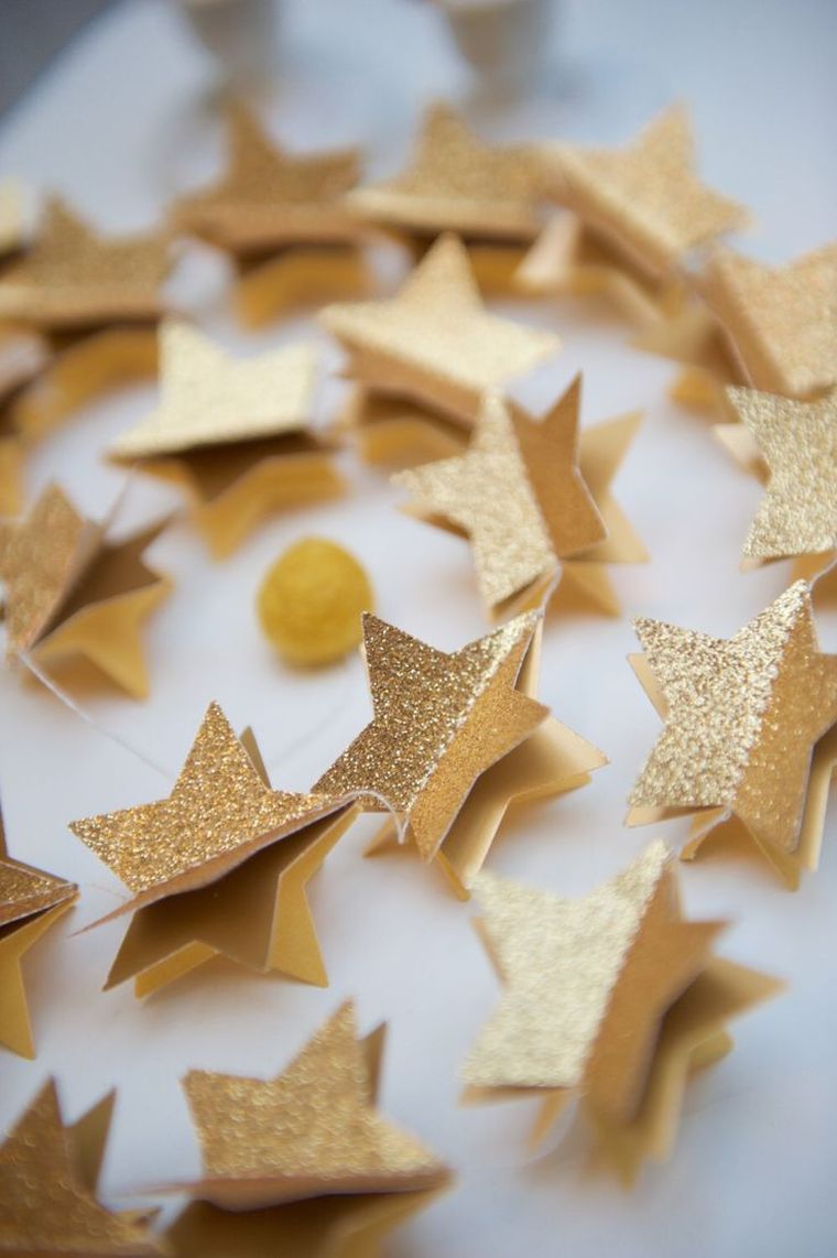 dekoráció-reveillon-újév-füzér-arany-csillagok