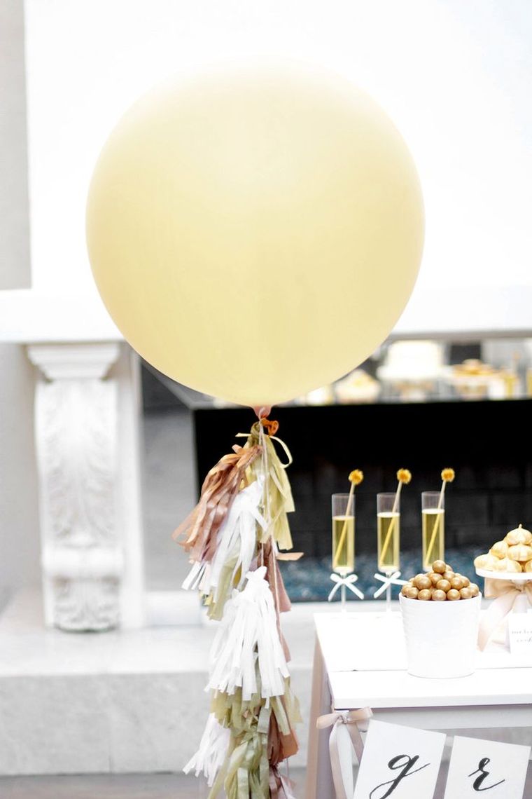 idee deco buffet di capodanno-palloncini-freddi-ghirlanda-carta