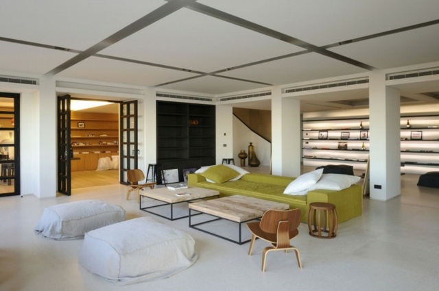 originali svetainė su žalia sofa