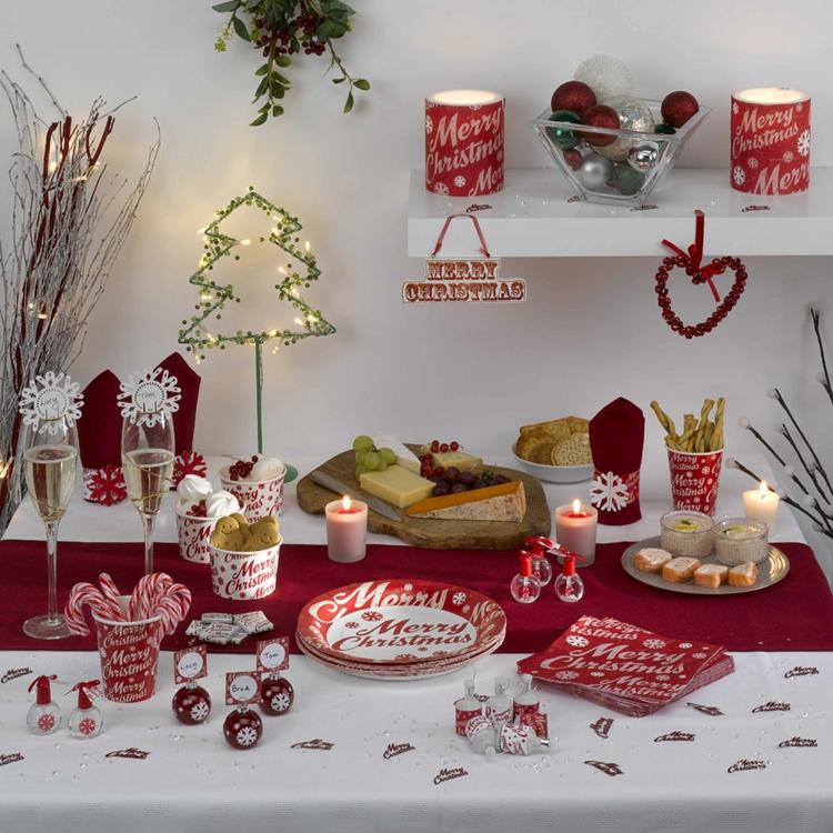 crvena bijela ukrasi božićnog stola 
