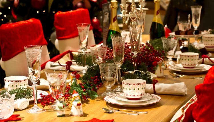 crveno -bijeli ukras za božićni stol