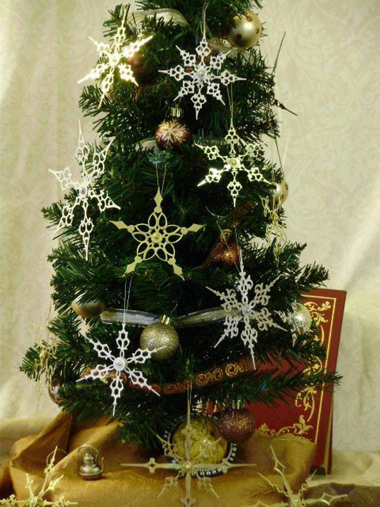 Karácsonyfa-dekoráció-karácsony-bál-ötletek-retro-futurisztikus-karácsonyi dekoráció