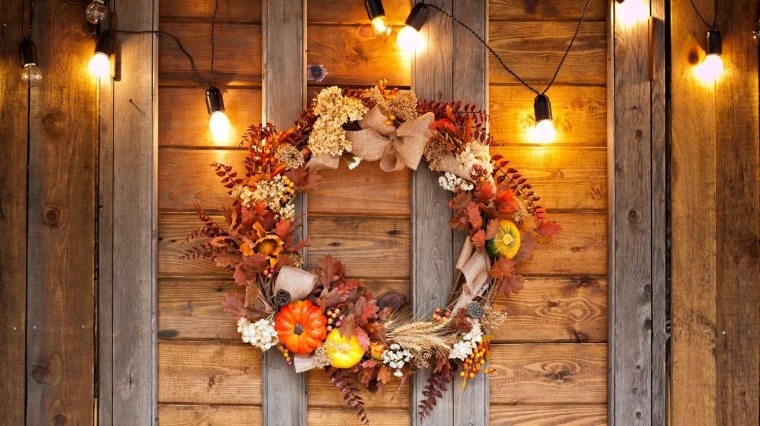 素朴な花輪と秋の装飾