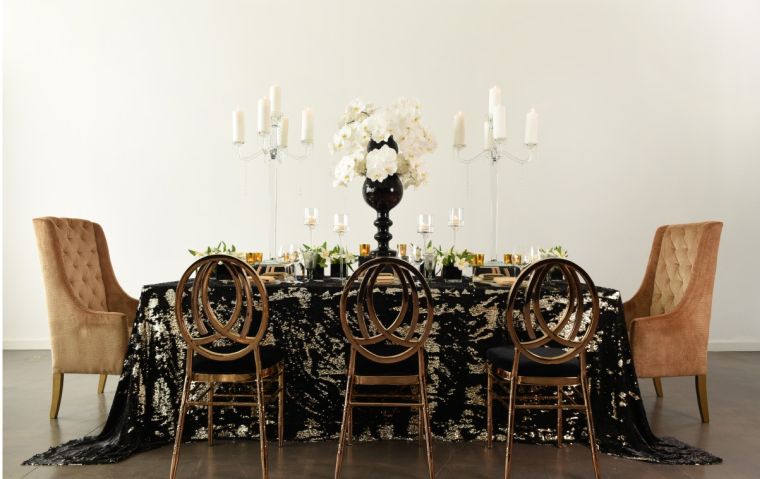 stol za zabave od crnog i zlatnog ukrasa