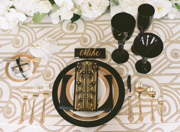 crno-zlatni-deco-vjenčani stol