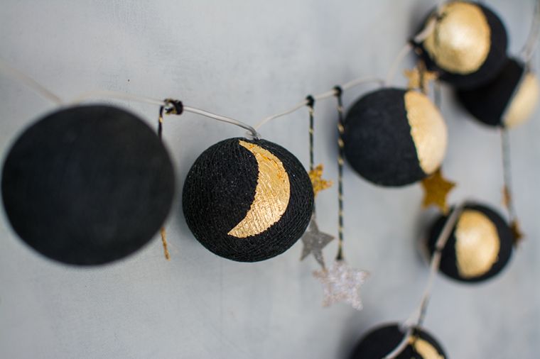 アイデアを作るハロウィーンの装飾-黒と金の花輪