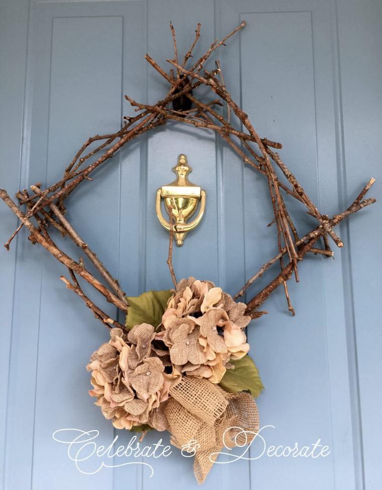木製の棒の花輪のドアの入り口