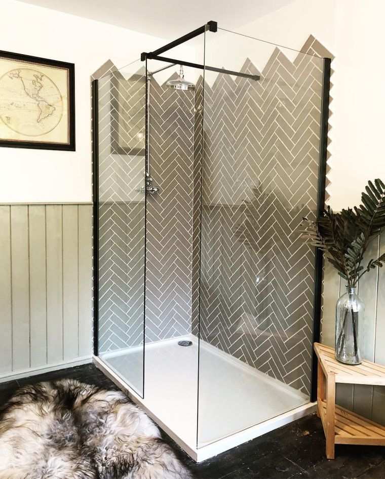 シャワー付きのバスルームの装飾