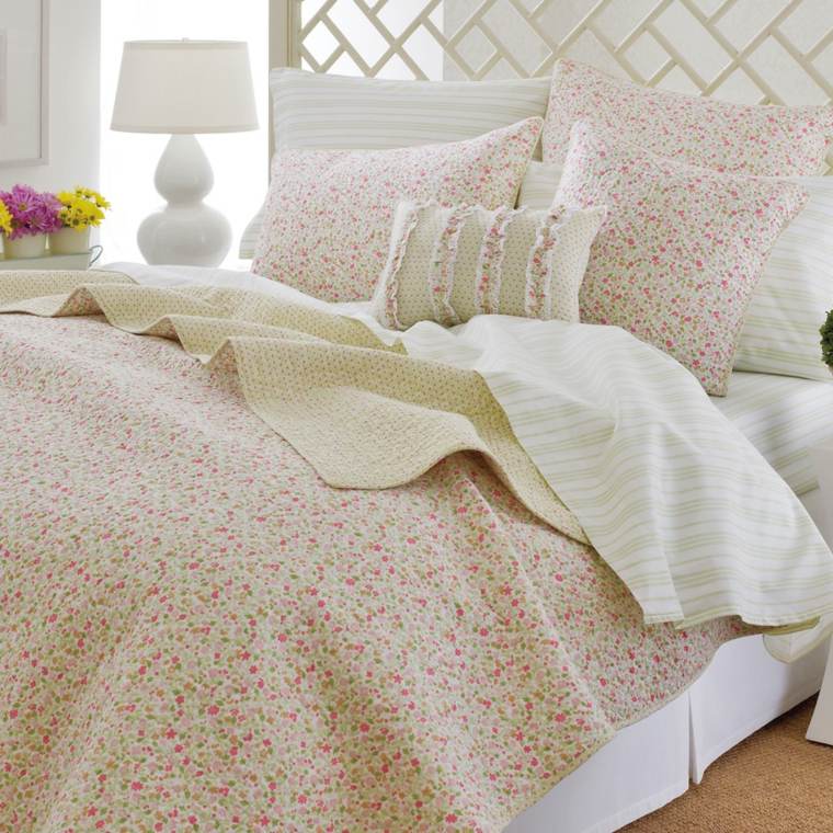 花柄デコイングリッシュスタイルのベッドルーム寝具のアイデア