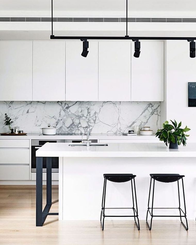 arredamento-cucina-pinterest-bianco-marmo-splashback-mobili