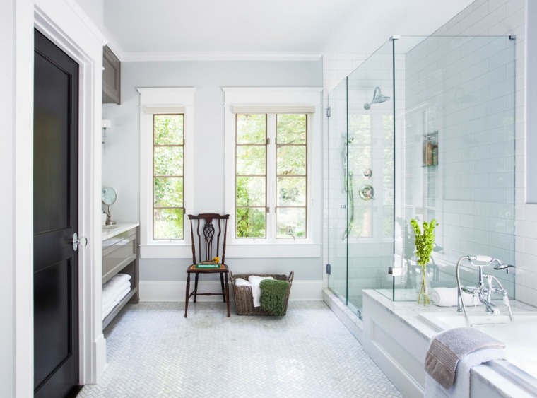 esempio di layout doccia in vetro vasche bianche