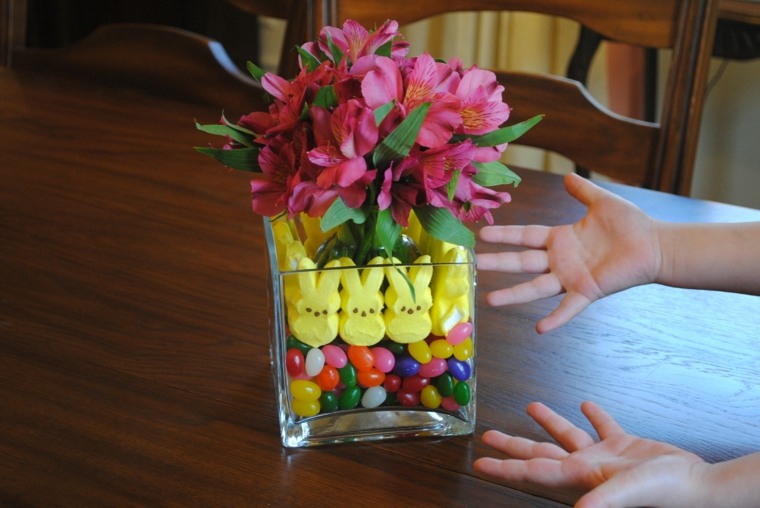velykiniai vaizdai vazos gėlės pavasario deko triušiai kiaušiniai saldainiai