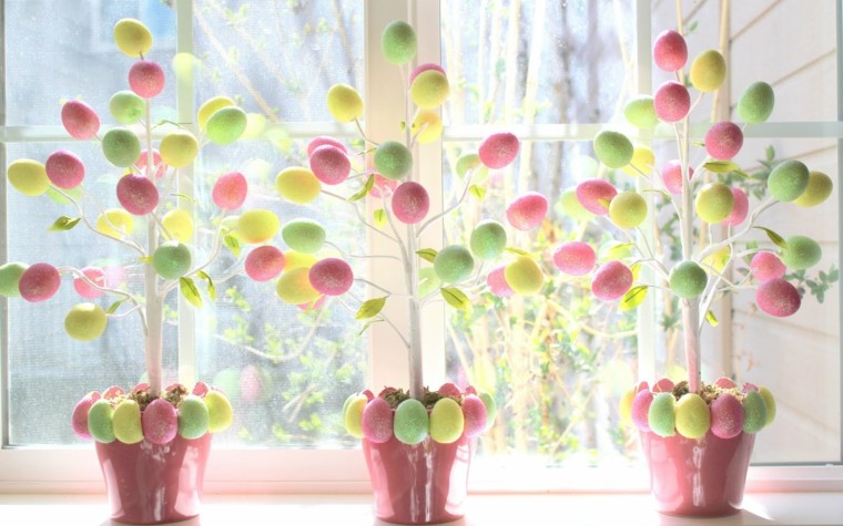 Immagini di Pasqua alberi decorati uova toni pastello