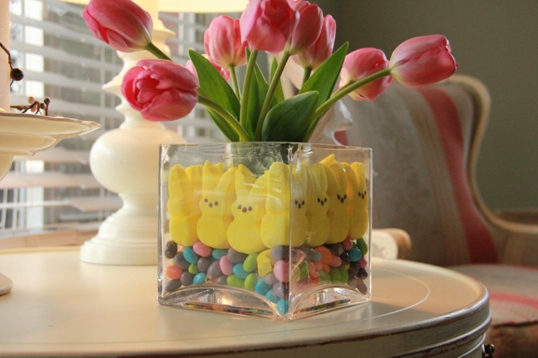 Velykų vaizdai zuikiai mažyčiai kiaušiniai saldainiai deko vazos tulpės