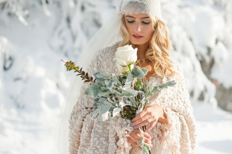 žiemos-vestuvių apranga-idėja-vestuvių suknelė-puokštė-aksesuarai